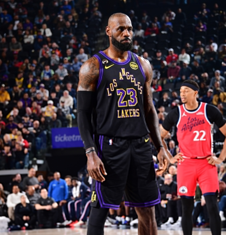 国际足联世界杯-轰23+6+5再刷历史首人纪录!詹皇末节引两波攻防浪潮 41岁不服老